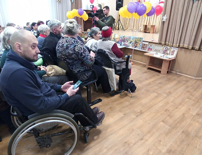 в центре реабилитации инвалидов "Ветеран" прошел ежегодный, 10й конкурс прикладного искусства для людей с ограниченными возможностями здоровья старшего возраста "От сердца к сердцу".